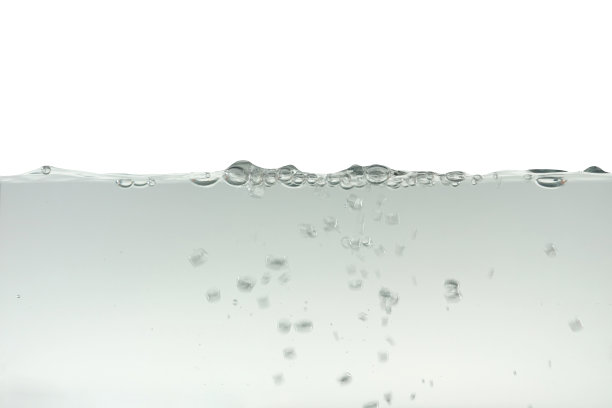 水波和飞溅与气泡的空气孤立在白色背景图片下载