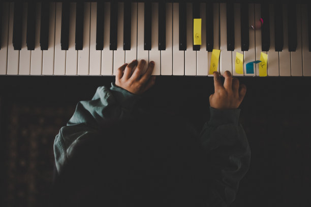 可爱的小女孩在学弹钢琴图片下载