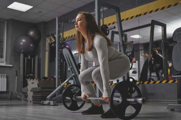 在健身房里健身的女人图片下载