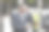 一名男子一边用手机一边挠头图片下载