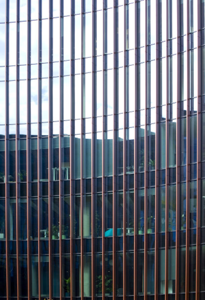 建筑细节与现代写字楼的倒影。图片下载