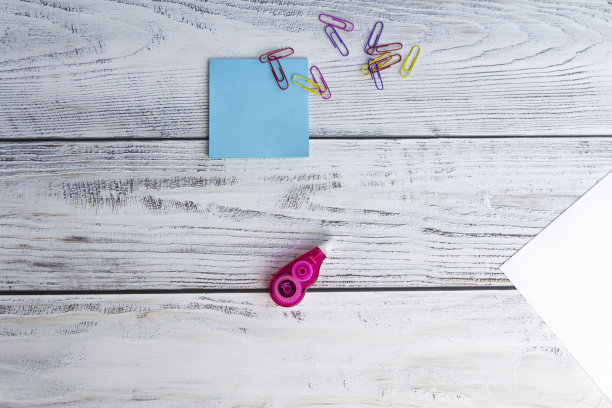 办公用品，销售和研究的木制背景。图片下载