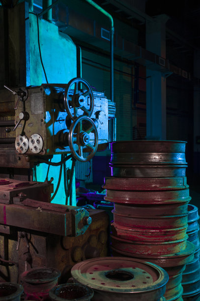 一台还在工作的旧车床和一堆金属制品图片下载