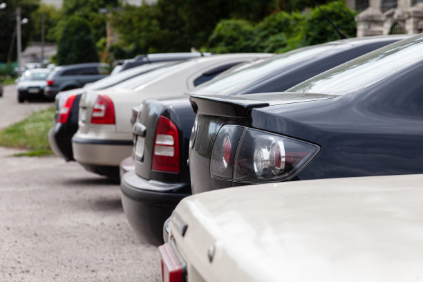 在模糊的背景下，可以看到后备箱后面的停车位。图片下载