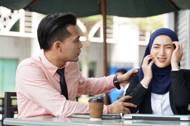 生病的年轻女商人有过敏反应图片下载