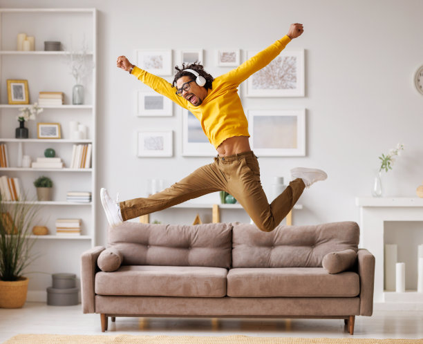 非裔美国人在沙发上跳舞图片下载