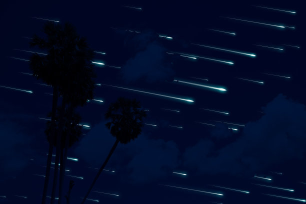 流星雨落在夜空乌云和椰子树上图片下载