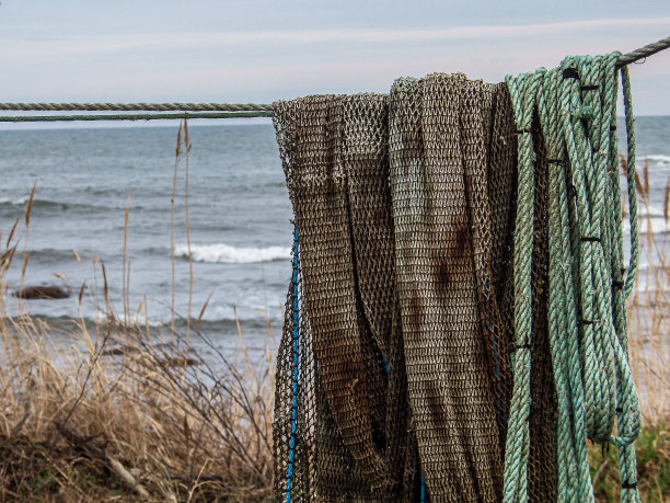 渔网挂在海边图片下载