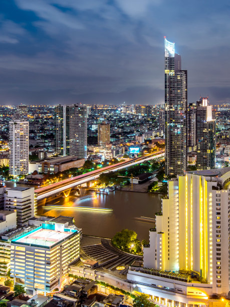 美丽的日落曲线湄南河全景城市景观曼谷城市夜景，全景泰国景观图片下载