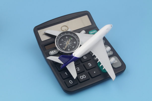 飞机模型，指南针和计算器，机票价格概念图片下载