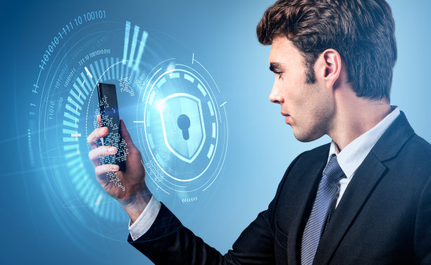 西装正装的商人拿着蓝色背景的智能手机图片下载