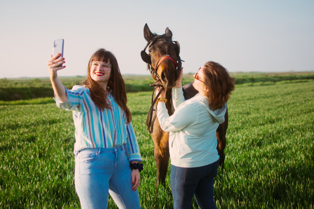 女孩们在和一匹马自拍图片下载