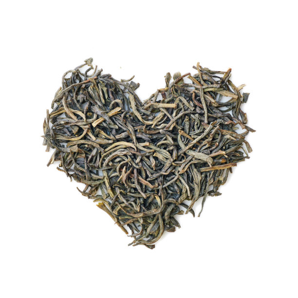 中国绿茶干叶宏观，从上面看，孤立，心形图片下载