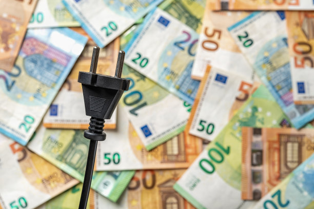 电器电源插头对欧元钞票背景与拷贝空间。电力危机和通货膨胀。提高能源成本、取暖成本、节约用电的理念。图片下载