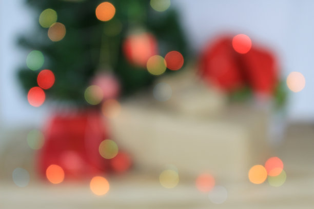 用礼盒模糊圣诞树上的灯光庆祝图片下载