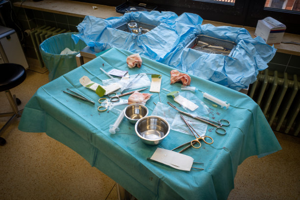 手术室里有一张用过的手术台，上面放着手术器械图片下载
