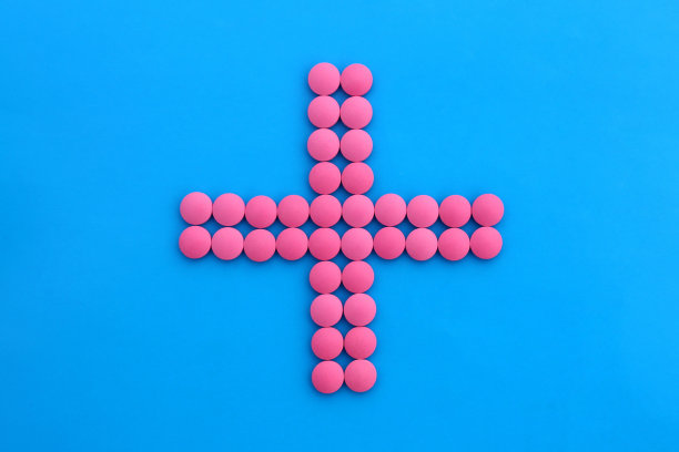 用粉色药丸组成的医疗十字标志图片下载