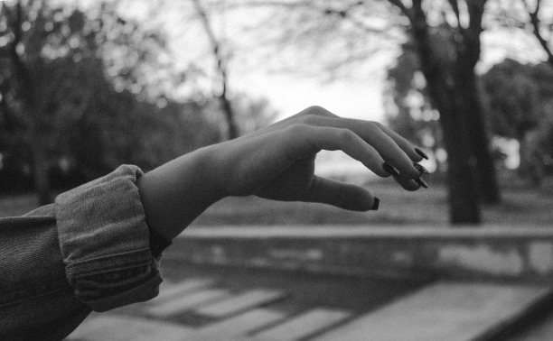 黑白的手图片下载