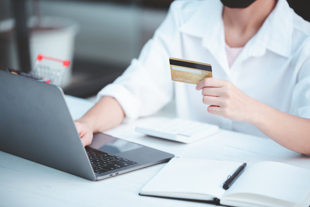 女性手里拿着手机和信用卡图片下载