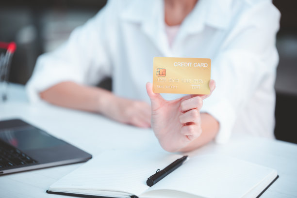 女性手里拿着手机和信用卡图片下载