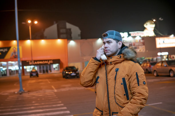 照片上的一个人“说话”在一个旧的光晕电话，做出一个不满的面部表情，生气，皱眉或困惑图片下载