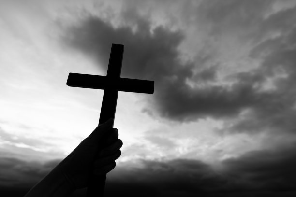 手持宗教十字架的手图片下载