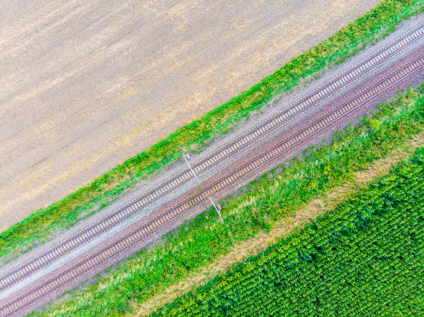 绿色田野中的轨道和平行铁路，航拍照片，俯视图图片下载