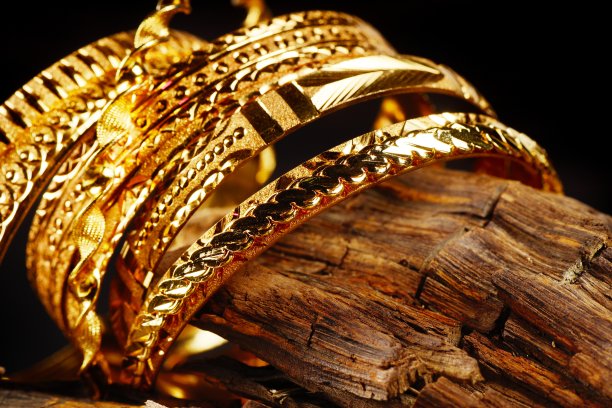 黑色背景上的许多金色手镯图片下载