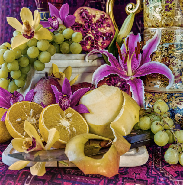 有鲜花和食物的新鲜静物图片下载