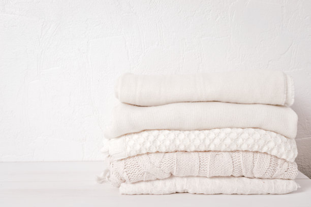 一堆适合寒冷天气穿的舒适的白色针织衣服图片下载