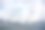 在阴雨多云的天空下，巨大的雪山山脉的戏剧性鸟瞰图。黑暗大气的高山风景与高雪山高峰在低云。阴沉的风景，山顶阴云密布。图片下载