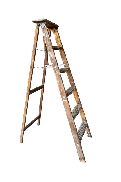 白色背景上的旧木梯子。剪切路径。图片下载