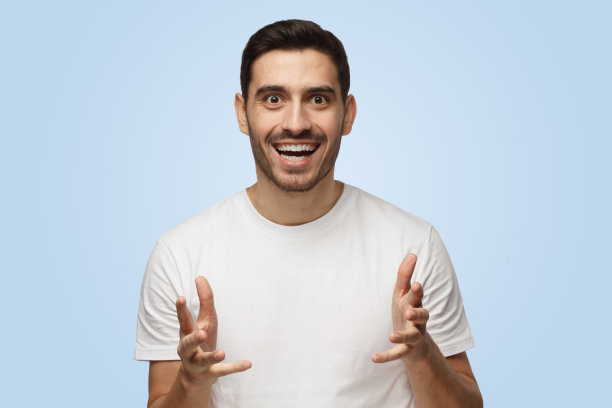 穿着t恤的疯狂震惊的年轻人张大嘴巴看着镜头图片下载