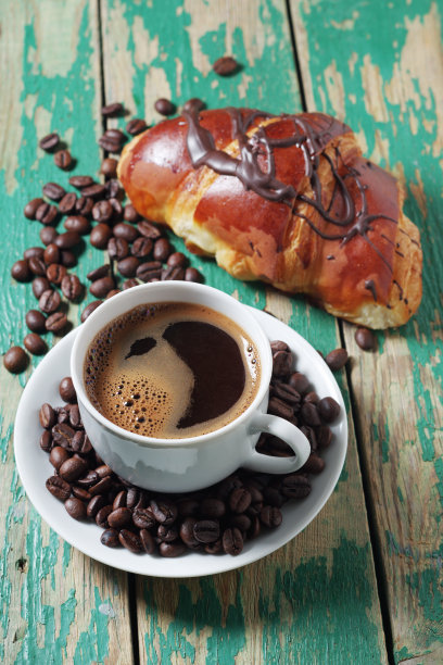 咖啡和羊角面包图片下载