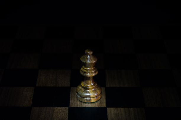 国际象棋人物对国际象棋棋盘概念游戏的想法黑色背景图片下载