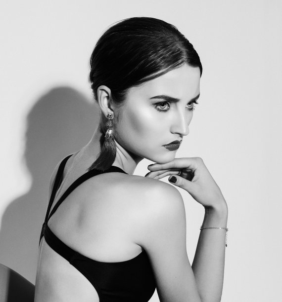 穿着黑色泳装的红唇美女模特坐在椅子上图片下载