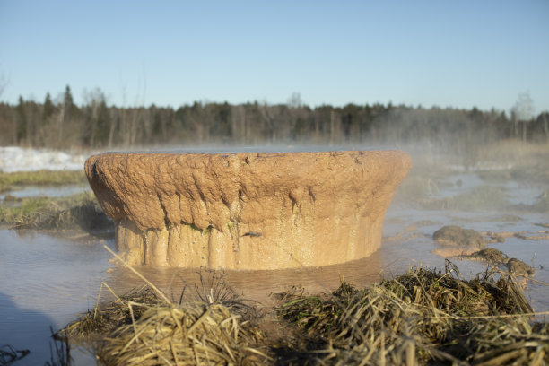 地下管道生锈。污染者。热水的蒸发。图片下载