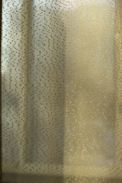 窗帘在窗户。光通过织物。图片下载