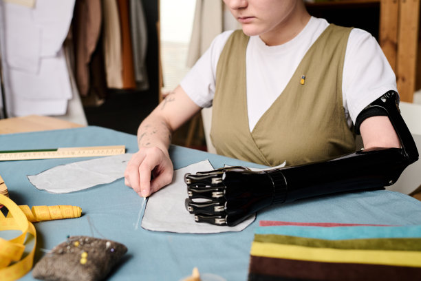 年轻女性裁缝与肌电手臂圈纸模式与粉笔图片下载