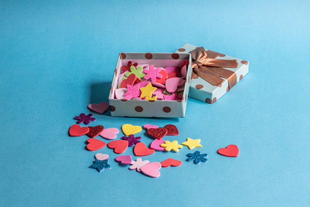 有心形和星星的礼盒图片下载