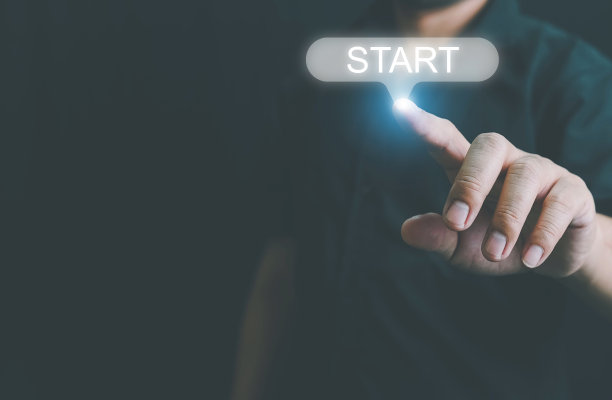 商人的手按下开始按钮。创业理念图片下载