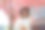 微笑美丽的女人拿着手机与白色屏幕图片下载