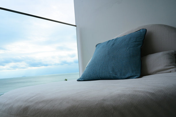 蓝色枕头在阳台上与天空和大海图片下载