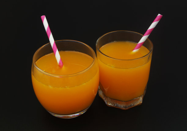 新鲜的橙汁和吸管图片下载