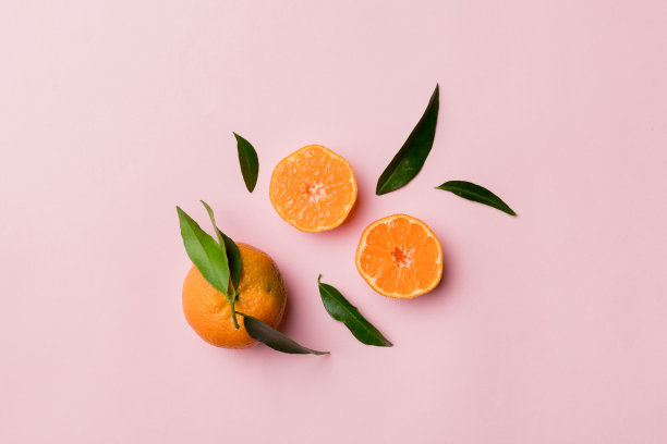 许多新鲜成熟的普通话与绿色叶子彩色背景，俯视图，文字空间图片下载