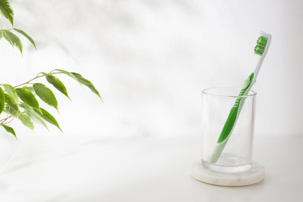 大理石支架上的玻璃支架，白色背景上有牙刷图片下载