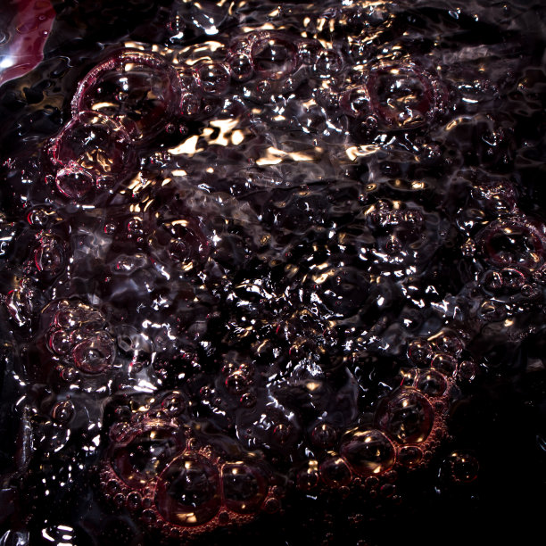 黑色的水背景与气泡。摘要水背景。图片下载