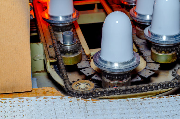 一条生产线的自动化输送车间为生产玻璃灯具的工厂。工业背景。图片下载