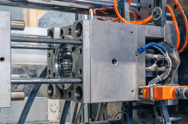 用于生产灯罩的自动化压力机生产背景特写图片下载