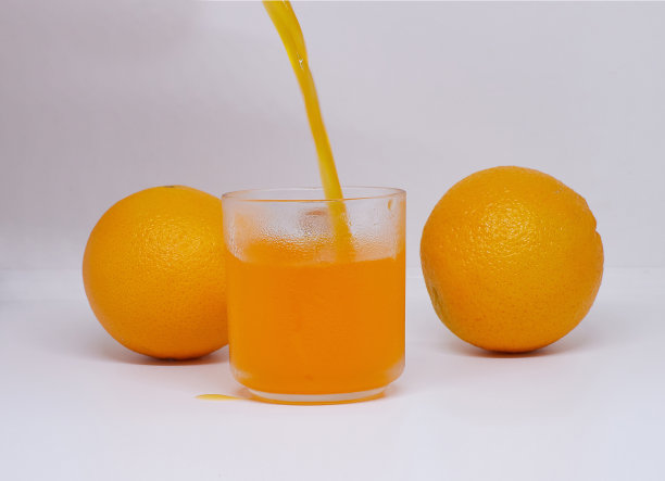 白色底色的橙汁。图片下载